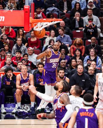 Kevin Durant anota 27 puntos por Suns.