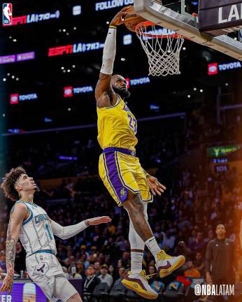 LeBron James intentó rescatar a su equipo con 26 puntos.