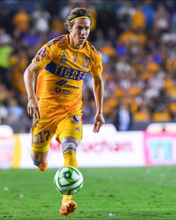A Sebastián Córdova no le gustó que no le marcaran una falta.