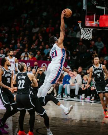 Joel Embiid lidera el triunfo de los Sixers.