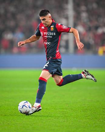 Johan Vásquez fue titular con el Genoa.