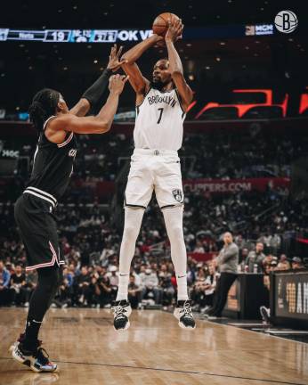 Kevin Durant encestó 27 puntos.
