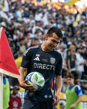 Hirving “Chucky” Lozano tuvo que salir del campo al minuto 31.