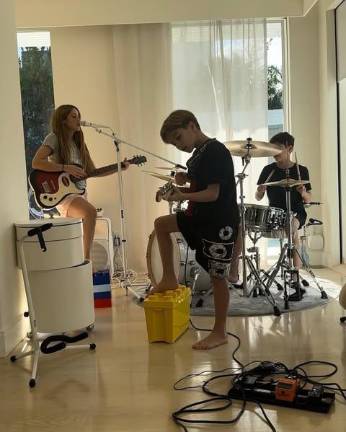 Shakira con sus hijos Milan y Sasha.
