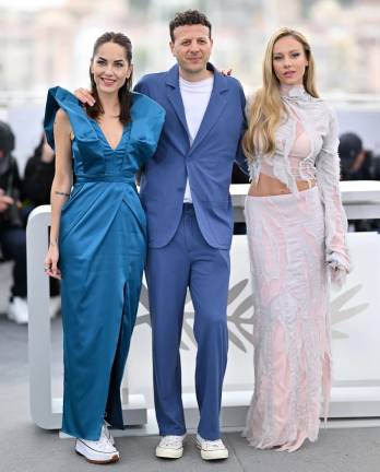 Bárbara Mori en Cannes, con Amat Escalante y Ester Expósito.