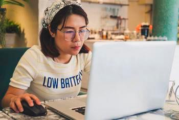El alto uso de computadoras y celulares pasa factura a la salud visual