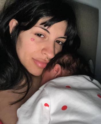 Cazzu celebra su primer Día de las madres