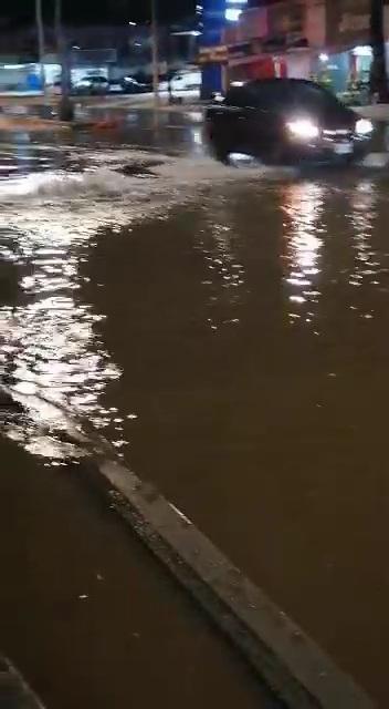 $!Revienta tubería en la recién inaugurada Avenida Gabriel Leyva, en Mazatlán; rompen pavimento para repararla