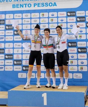 Yareli Salazar sube al podio.