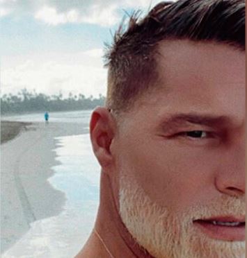 Ricky Martin se tiñe la barba de rubio