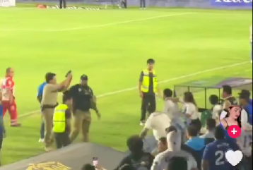 Un elemento de seguridad privada apunta a la tribuna con lo que parecía ser un arma.