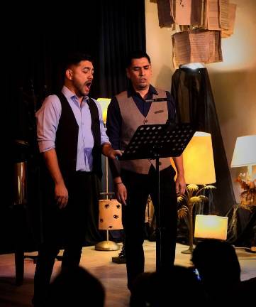 El tenor Eduardo Tapia, el bajo barítono José Ivalcá durante la presentación.