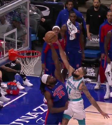 Los Pistons se beneficiaron de los errores de Charlotte.