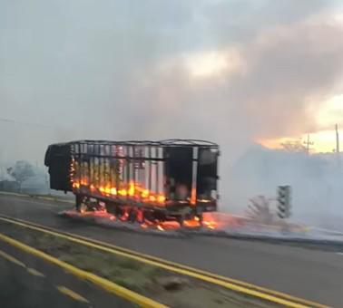 El bloqueo vial ocurrió cerca del crucero que une a los municipios de Cosalá y Elota, sobre la carretera federal México 15.
