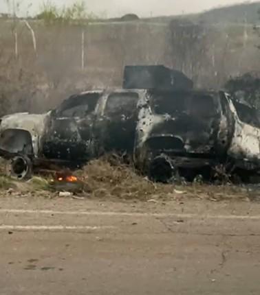 Un total de seis automóviles y un tráiler, fueron incendiados durante el bloqueo carretero registrado este jueves sobre la carretera libre Culiacán-Mazatlán.