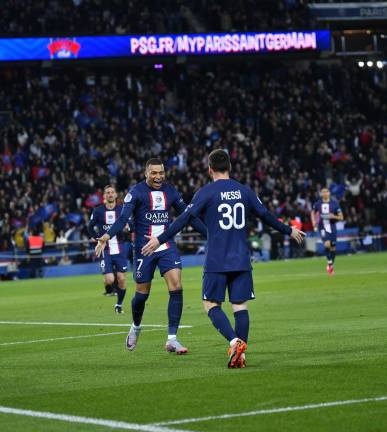 Mbappé y Messi celebran.