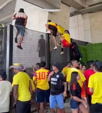 Muchos aficionados se saltaron las rejas.