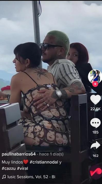 $!Captan a Christian Nodal y Cazzu besándose durante un concierto