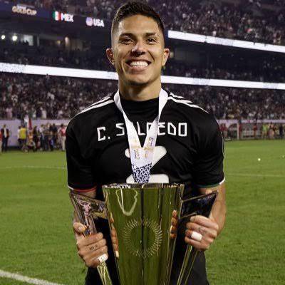 Carlos Salcedo aparece sorpresivamente en el listado.