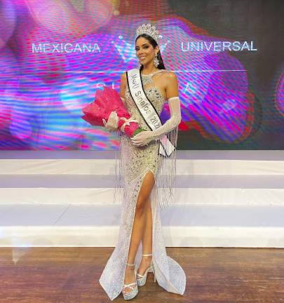 La actual Reina del Carnaval de Mazatlán, Carolina Pérez, la noche del viernes como Mexicana Universal Sinaloa.