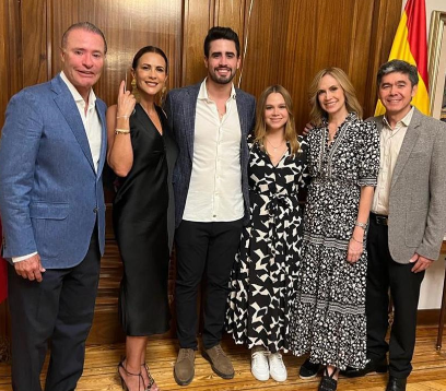 Las familias de los futuros esposos, felices compartieron su compromiso.