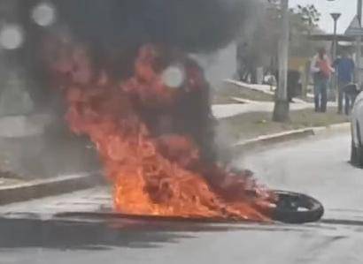 Motocicleta termina totalmente calcinada tras incendiarse en Mazatlán