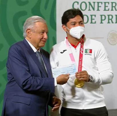 $!Sinaloense Juan Diego García recibe de AMLO premio económico por su oro en Tokio 2020