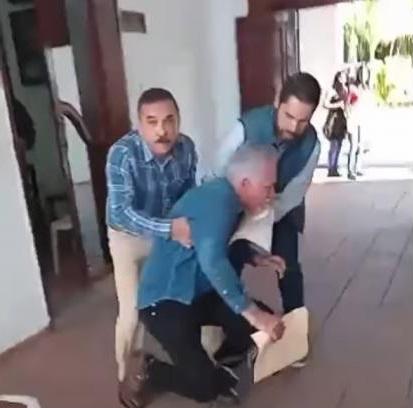 $!Se registra altercado a empujones entre el Alcalde de Concordia y colaborador dentro del Palacio