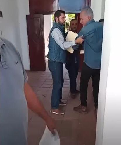 $!Se registra altercado a empujones entre el Alcalde de Concordia y colaborador dentro del Palacio
