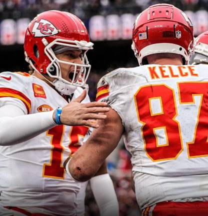 Mahomes y Kelce celebran el pase.
