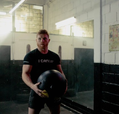 Saúl “Canelo” Alvarez durante el entrenamiento público que realizó en 2016, en el gimnasio House of Boxing, en EU. (Twitter @Canelo)