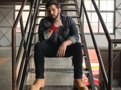 Kurt Schmidt comparte en redes sociales la alegría de estar nominado al premio Latin Grammy.