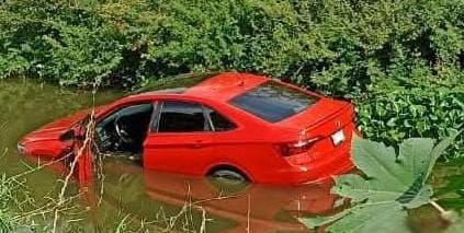 Un automóvil circulaba por un carril paralelo al canal de riego y, por causas aún no determinadas, perdió el control de la unidad y terminó dentro de un canal de riego.