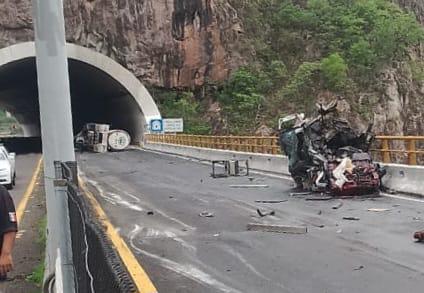 Una volcadura de un tráiler con amoniaco ha obligado al cierre de la autopista Durango-Mazatlán.