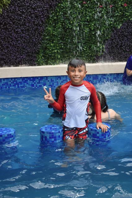 $!Un refrescante chapuzón disfrutó el pequeño.