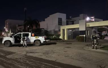 Elementos de seguridad resguardan la privada Santa Sofía durante el operativo que fue transmitido en TikTok.