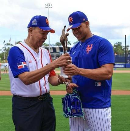 Juan Marichal entrega el premio a Juan Soto.
