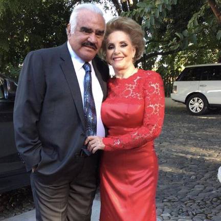 Vicente Fernández junto a su esposa Cuquita Abarca.