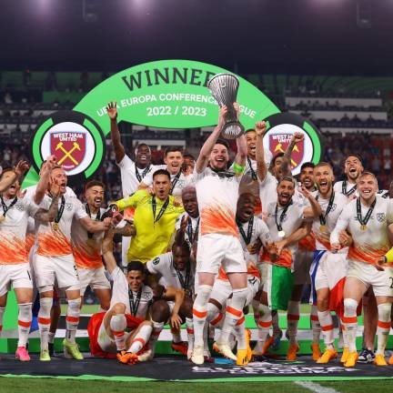 El West Ham celebra su título.