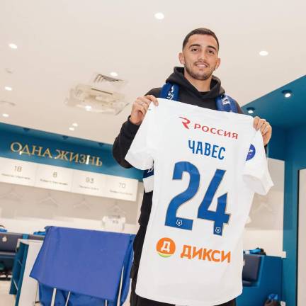 Luis Chávez muestra su nuevo jersey.