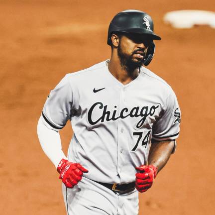 Eloy Jiménez se lesionó el tratar de atrapar una pelota sobre la cerca.