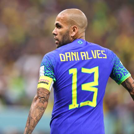 Dani Alves fue el capitán ante Camerún.