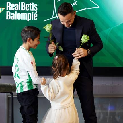 Andrés Guardado recibe todo el amor de los aficionados del Betis.