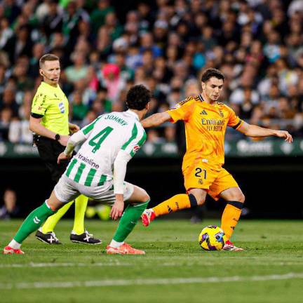 Real Madrid sufre derrota por 2-1.