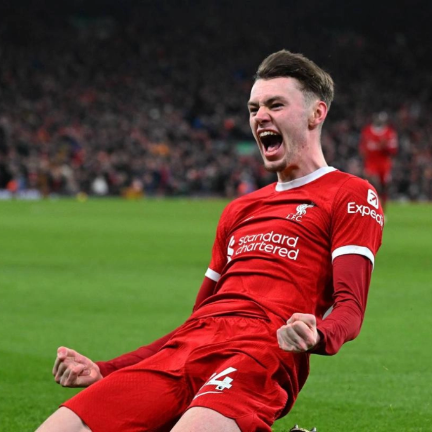 Conor Bradley festeja su gol.