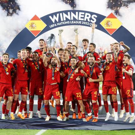 Los españoles festejan su título.