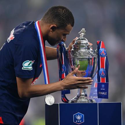 Kylian Mbappé acaricia la Copa de Francia.