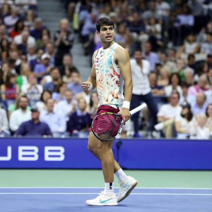 Carlos Alcaraz se impone en tres sets a Lloyd Harris.