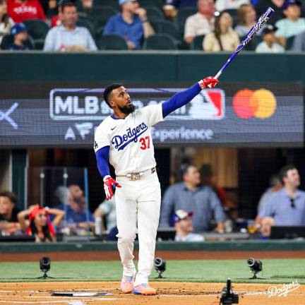 Teóscar Hernández gana el duelo de batazos de alto calibre.