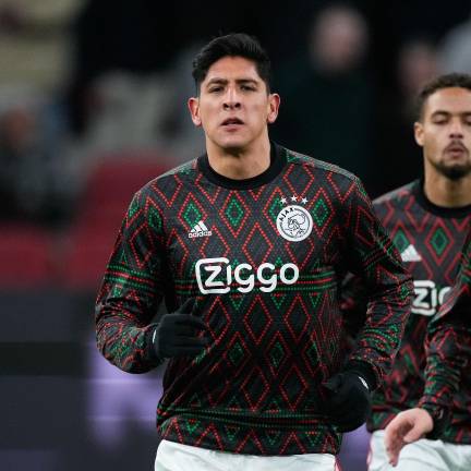 Edson Álvarez disputa todo el juego.